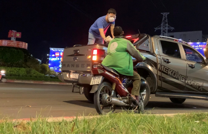 Anh Vương Việt Phương cùng chuyến xe yêu thương mang theo các phần cơm gửi tặng người gặp khó khăn cơ nhỡ trên các con phố. (Ảnh: Minh Đức)
