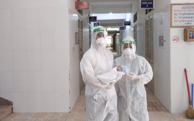 Ba nhân viên y tế kiệt sức sau khi giúp sản phụ mắc Covid-19 “vượt cạn”