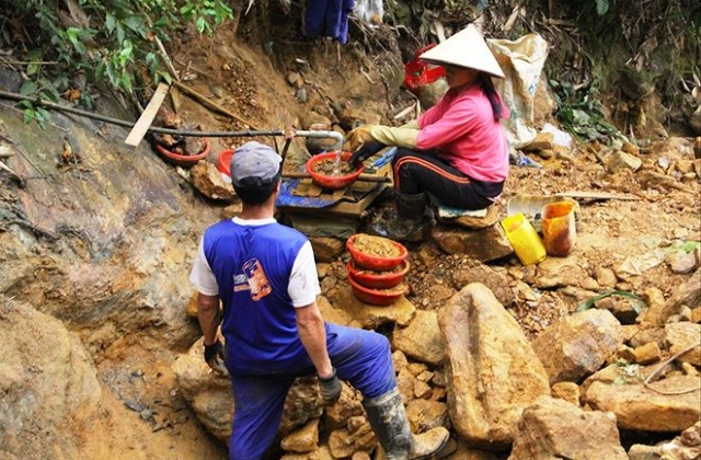 Lấy hàng chục tỷ ngân sách để đóng cửa mỏ vàng Bồng Miêu: Đúng luật (?!)