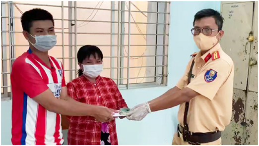 Lực lượng Cảnh sát giao thông trao trả lại số tiền bị đánh rơi cho anh Nguyễn Văn Minh
