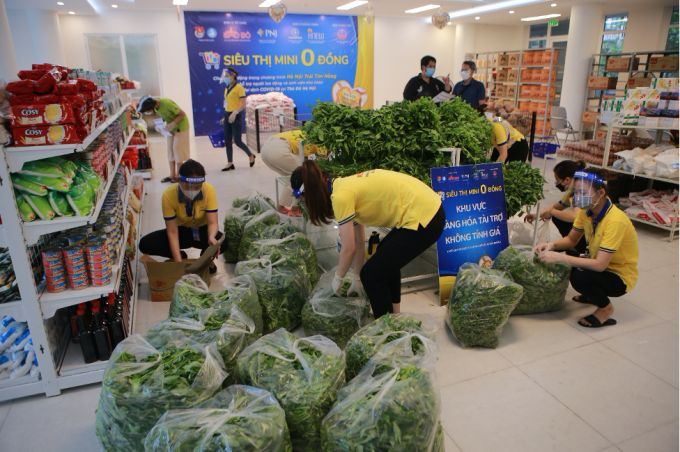 Ngay từ sáng sớm, những mặt hàng rau xanh được vận chuyển tới và được các tình nguyện viên của Siêu thị mini 0 đồng sắp xếp gọn gàng, chu đáo…