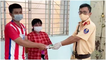 An Giang: Cảnh sát giao thông Phú Tân trao trả tiền cho người đánh rơi