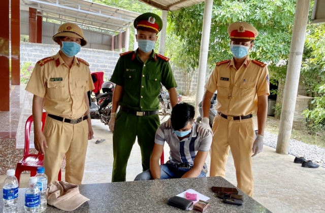 Quảng Bình: Bắt giữ 9X vận chuyển ma túy qua chốt kiểm dịch Covid-19
