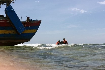 Hải Phòng: Đồn Biên phòng Bạch Long Vỹ cứu hộ 4 thuyền viên gặp nạn