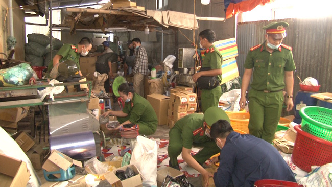 Cơ quan công an ập vào cơ sở sản xuất hàng giả của ông Nguyễn Đức Thạnh.