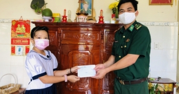 Trao học bổng “Nâng bước em tới trường” cho học sinh nghèo huyện Côn Đảo