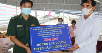 Hội Doanh nhân tỉnh Bạc Liêu trao quà cho các trạm kiểm soát dịch bệnh
