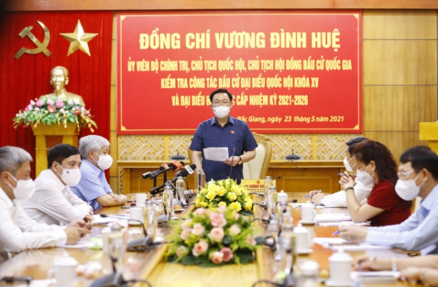 Chủ tịch Quốc Hội trao tặng 10 tỷ đồng, 40 máy thở thở và 350 nghìn khẩu trang cho Bắc Giang và Bắc Ninh.