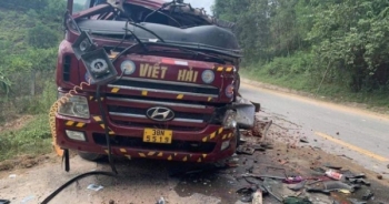 Hà Tĩnh: Tông trực diện xe conteiner, tài xế xe tải tử vong tại chỗ