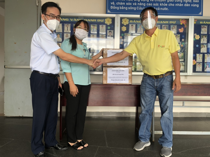 Đại diện Công ty Dược phẩm Thái Minh tại Cần Thơ đã trao tặng 200 chai xịt họng VFree cho những Cán bộ, Sinh viên trường Đại học Y Dược Cần Thơ xung phong nơi tuyến đầu chống dịch.