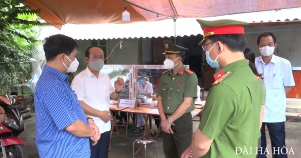 Giám đốc Công an tỉnh Phú Thọ "thị sát" các chốt kiểm dịch Covid-19 trên địa bàn huyện Hạ Hoà
