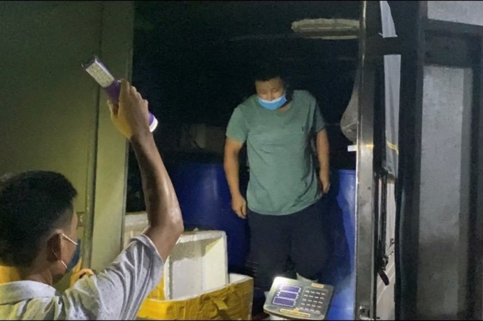 Một người Hải Dương trốn trong thùng xe tải để vào Hải Phòng.