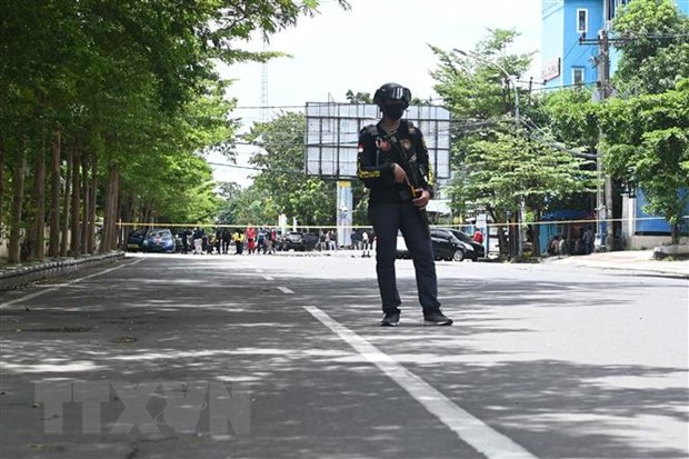 Cảnh sát Indonesia phong tỏa hiện trường vụ đánh bom liều chết tại nhà thờ ở thành phố Makassar, tỉnh Nam Sulawesi, ngày 28/3/2021. (Ảnh: THX/TTXVN)