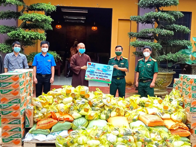 Tại chùa Vạn Quang (H.Đồng Phú), các đơn vị trao bảng tượng trưng quà tặng trị giá 40 triệu đồng cho Ban CHQS huyện Đồng Phú