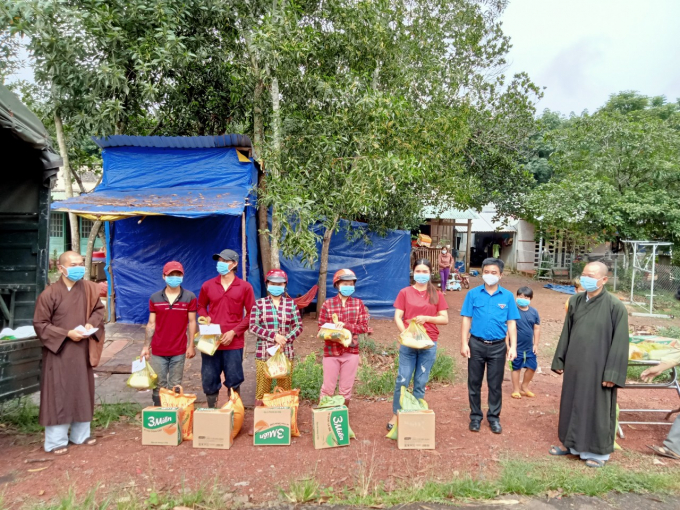 Đoàn công tác đến tận các hộ dân, trao quà cho các gia đình có hoàn cảnh khó khăn tại ấp Thạch Màng, xã Tân Lợi (H.Đồng Phú)