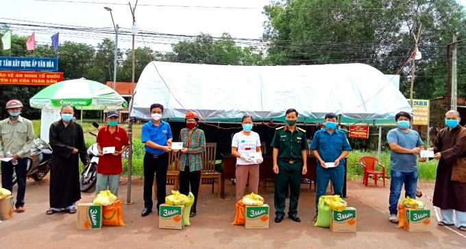 Người dân gặp khó trong đại dịch tại xã Tân Lợi (H.Đồng Phú) đón nhận những suất quà đong đầy yêu thương