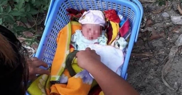 Mở chiếc giỏ nhựa màu xanh phát hiện bé gái sơ sinh nặng 3,2 kg