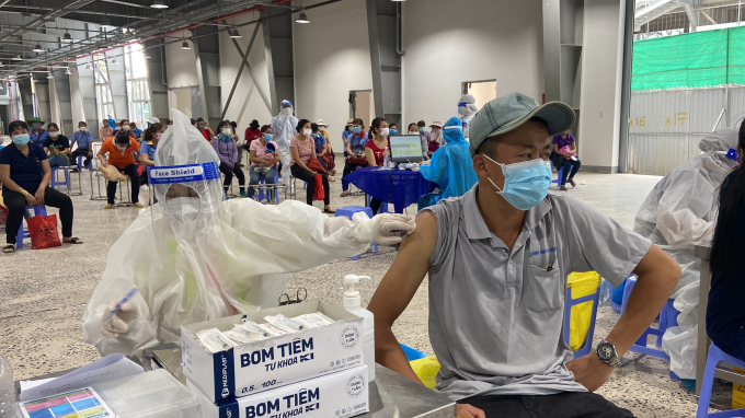 Tiem vaccine cho cong nhan