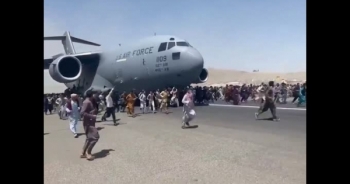 Clip: Người Afghanistan ồ ạt tháo chạy khỏi thủ đô Kabul