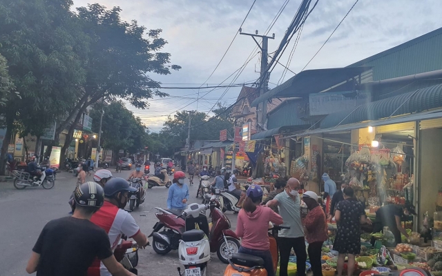 Nghệ An: Người dân TP Vinh chính thức được phát thẻ đi chợ