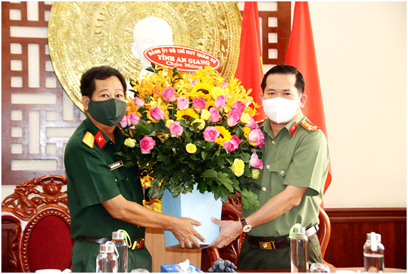 Đoàn công tác tặng hoa chúc mừng Công an tỉnh An Giang nhân ngày truyền thống.