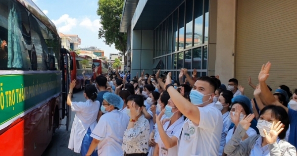 Bệnh viện Bạch Mai tiếp tục chi viện 170 y, bác sĩ cho TP Hồ Chí Minh
