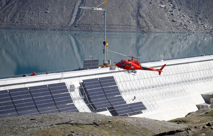 Một chiếc trực thăng bay ngang qua địa điểm xây dựng hệ thống quang điện quy mô lớn của Tập đoàn năng lượng Axpo ở độ cao 2.500m so với mực nước biển ngày 19/8 (Nguồn: Reuters).