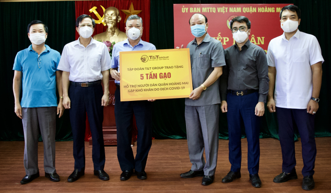 : Ông Nguyễn Tất Thắng, Phó Tổng Giám đốc Tập đoàn T&amp;amp;T Group trao tặng 5 tấn gạo cho đại diện lãnh đạo quận Hoàng Mai (Hà Nội)