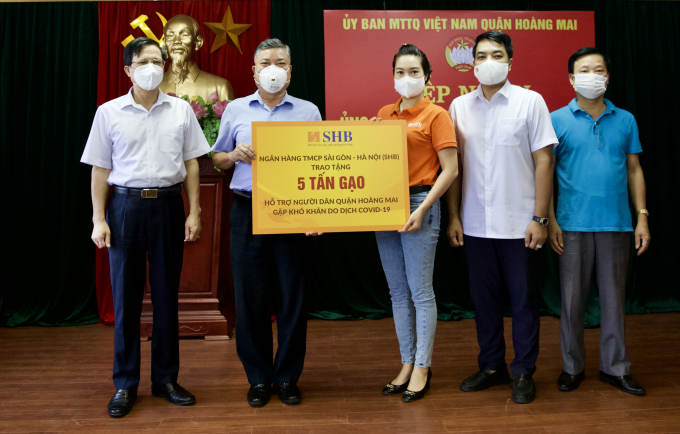 Bà Phạm Thị Quỳnh Hoa, Chủ tịch Công đoàn Ngân hàng SHB trao tặng 5 tấn gạo cho đại diện lãnh đạo quận Hoàng Mai (Hà Nội)