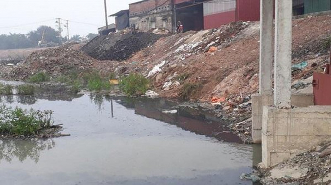 Cống xả thải ô nhiễm tại làng nghề làm giấy ở Phong Khê đổ ra sông Ngũ Huyện Khê.