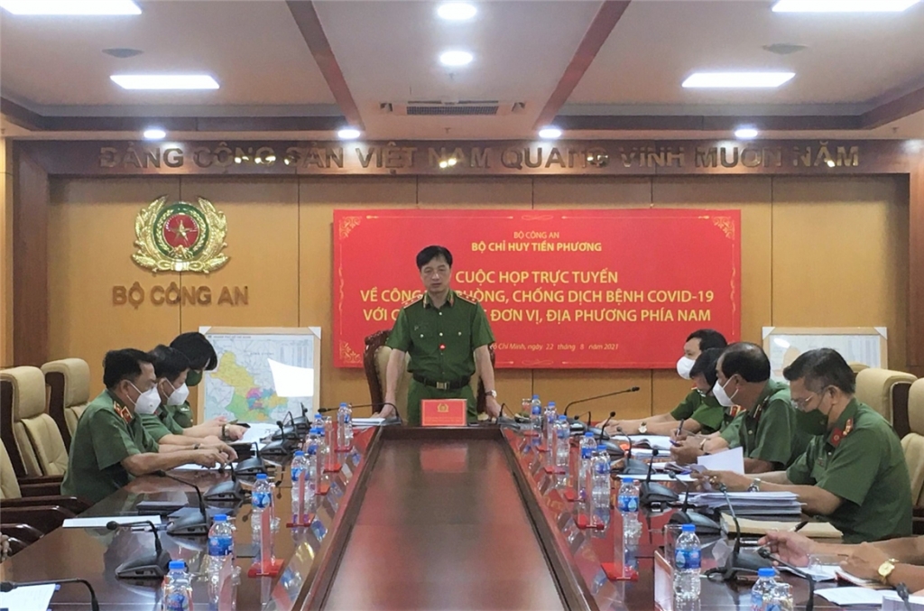 hứ trưởng Nguyễn Duy Ngọc phát biểu chỉ đạo tại cuộc họp.