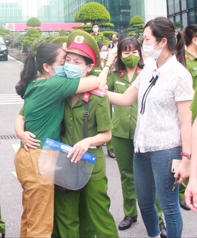 Đồng đội động viên 2 nữ chiến sĩ tham gia công tác chống dịch