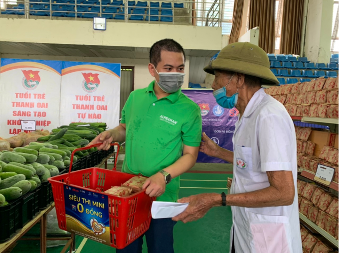 Đến mua sắm tại Siêu thị mini 0 đồng huyện Thanh Oai, bà con được  các tình nguyện viên của Alphanam Green Foundation hướng dẫn tận tình.