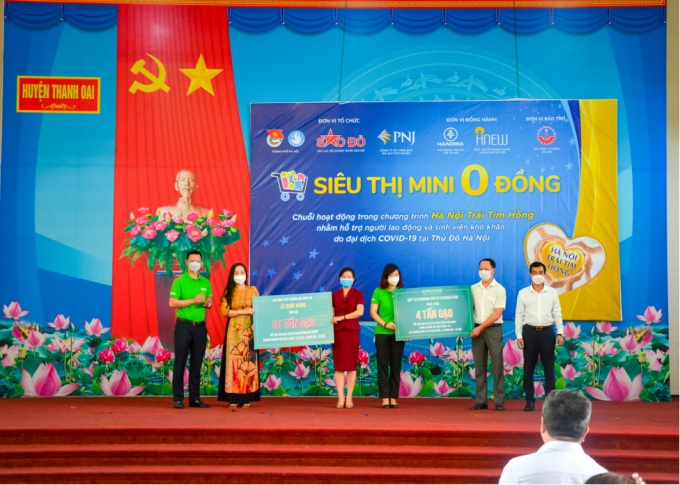 Quỹ Alphanam Green Foundation trao tặng 5 tấn gạo cho hai xã Bình Minh và Cao Viên.