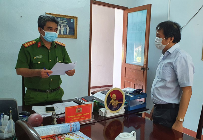 Ông Mai Hắc Lợi, Phó giám đốc Sở Tư pháp Phú Yên làm việc với điều tra viên sau khi bị khởi tố bị can.