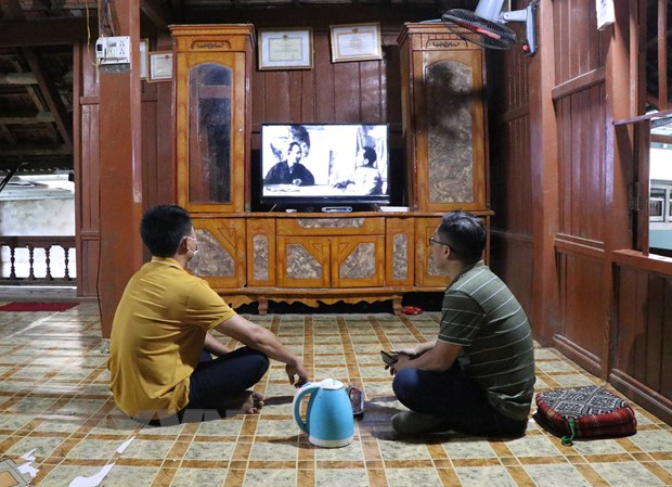 Người dân xã Mường Phăng xem những thước phim về cuộc đời, quá trình hoạt động cách mạng của Đại tướng Võ Nguyên Giáp. (Ảnh: Xuân Tiến/TTXVN)