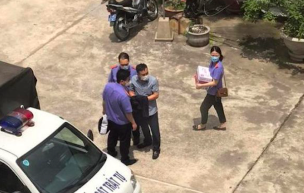 Cán bộ liên quan đến vụ án bị lực lượng chức năng Cơ quan điều tra Viện Kiểm sát nhân dân tối cao thực hiện lệnh bắt tại trụ sở Công an quận Đồ Sơn.