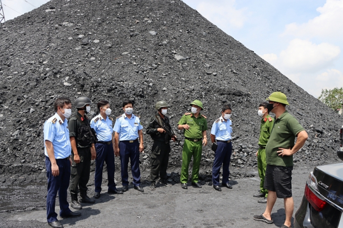 Tổng cục QLTT và Cục Cảnh sát Kinh tế kiểm tra các bãi than trên địa bàn huyện Kinh Môn.