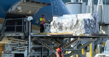 Lần đầu tiên, hơn 6,2 tấn thiết bị y tế bay thẳng từ Mỹ về Việt Nam