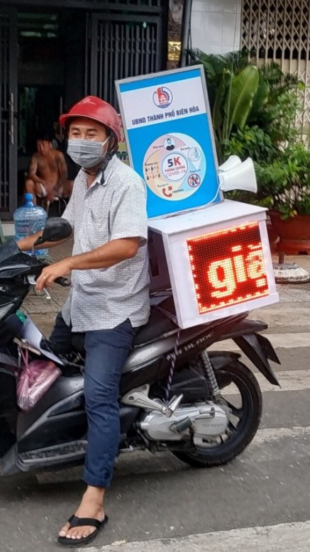 Anh Phạm Minh Đức, với xe tuyên truyền độc – lạ.