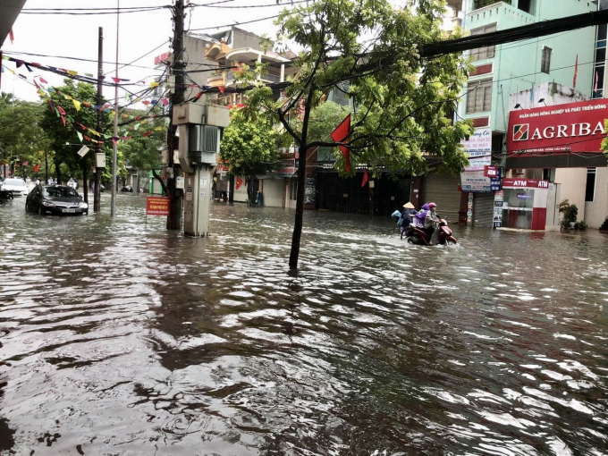 Nhiều người Hải Phòng cho biết đây là trận mưa lịch sử vì khiến hầu hết tuyến phố bị ngập.