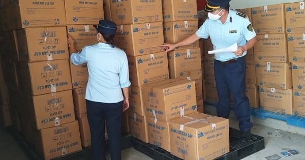 Thu giữ xe tải chứa hàng có dấu hiệu giả nhãn hiệu “Vietnam Airlines” trị giá hơn 200 triệu