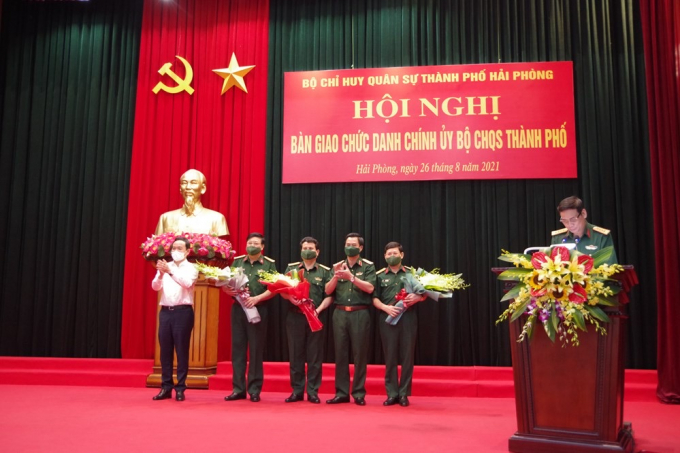 Lãnh đạo TP và Quân khu 3 tặng hoa chúc mừng tân Chính ủy Bộ chỉ huy quân sự TP Hải Phòng.