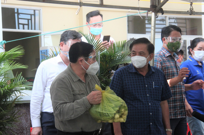 Thủ tướng Phạm Minh Chính kiểm tra phần thực phẩm chuẩn bị trao cho người dân.H2: Thủ tướng Phạm Minh Chính thăm Trung tâm y tế xã Thạnh Phú.