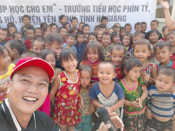 Kỹ sư Phạm Đình Quý nhận được sự yêu mến của trẻ em vùng cao. Ảnh chụp trước khi dịch bùng phát lần thứ 4.