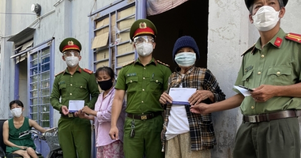 Đà Nẵng: Công an quận Liên Chiểu trao quà hỗ trợ cho 50 hộ gia đình gặp khó khăn do Covid-19