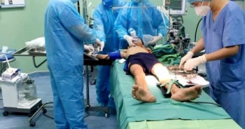 Bé trai được đưa đến bệnh viện cấp cứu với thanh sắt dài 1m đâm thấu ngực
