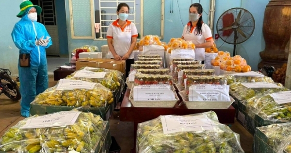Hàng trăm suất quà của Bình Phước hỗ trợ sinh viên, người dân tại TP HCM