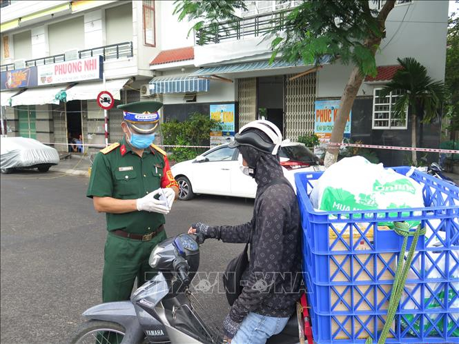 Lực lượng quân đội tham gia kiểm soát tại các chốt chặn trên đường phố Nha Trang. Ảnh: Phan Sáu/TTXVN