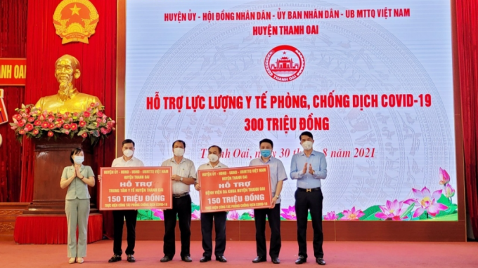Dịp này huyện Thanh Oai trao tặng 300 triệu đồng đến Bệnh viên đa khoa huyện và Trung tâm y tế huyện
